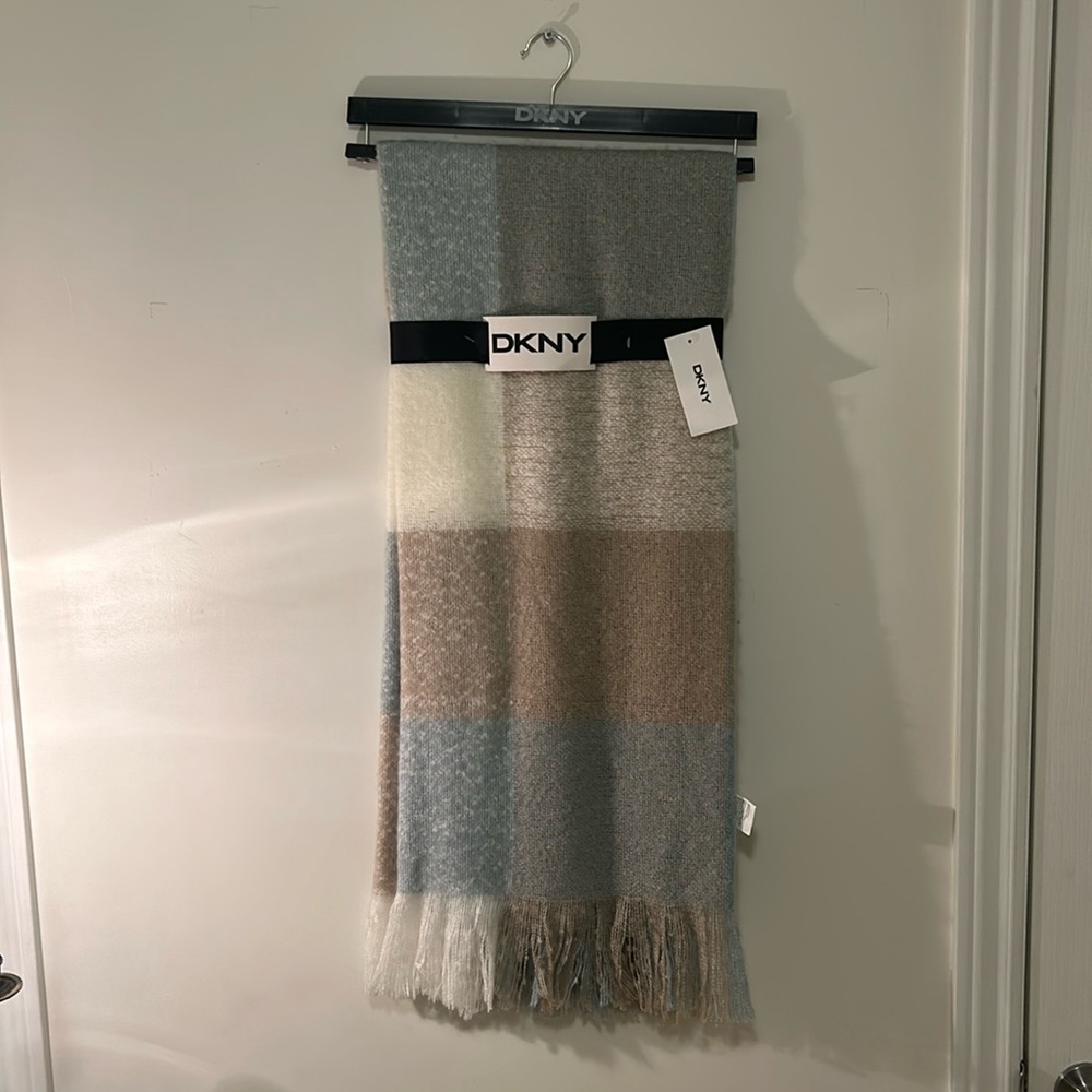 New DKNY throw 50’’ x 60’’ (127 cm x 152 cm)